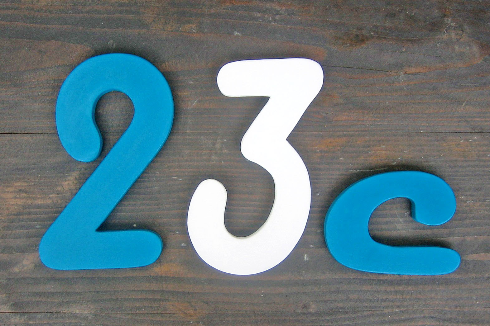 Rundliche mittelgrosse Hausnummer mit Buchstabe