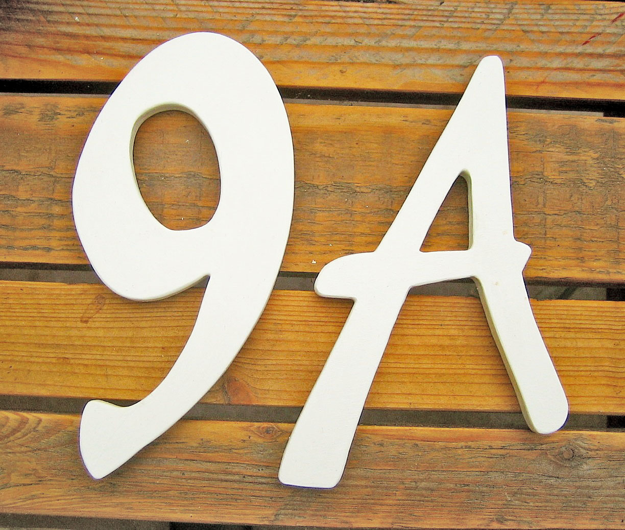 geschwungene mittelgroe Hausnummer mit groem A