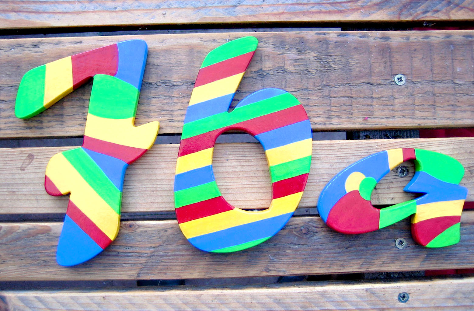 gestreifte Hausnummer in 4 Farben