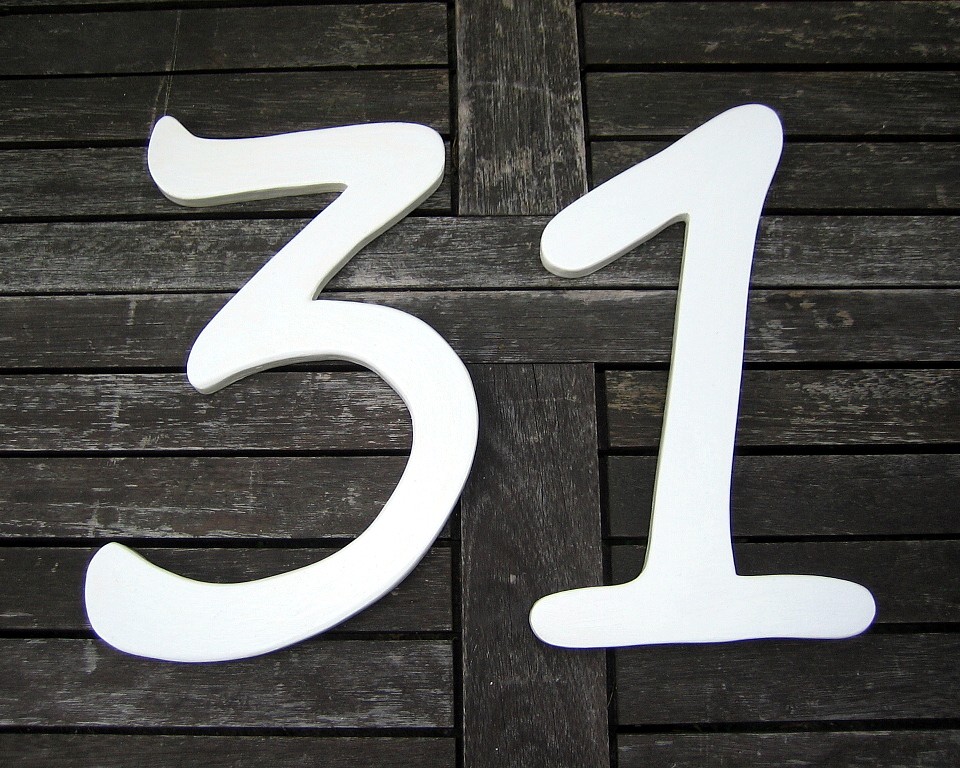 individuelle Hausnummern aus Holz