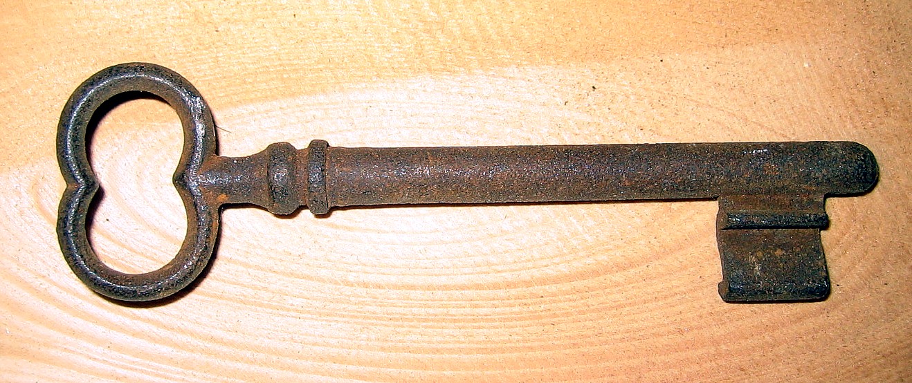 mit altem Eisenschlssel ausgestattet